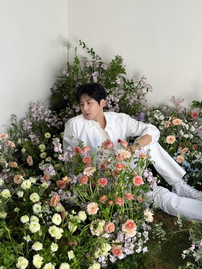 김선호, 화이트 셔츠 착용 사진 공개… 예능 ‘바리스타 변신’ 등 활동 예고 27-Image